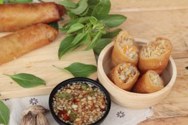 Meze yemek için geleneksel tava böreği