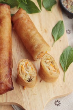 Meze yemek için geleneksel tava böreği