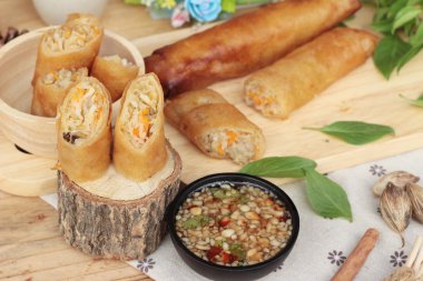 Meze yemek için geleneksel tava böreği