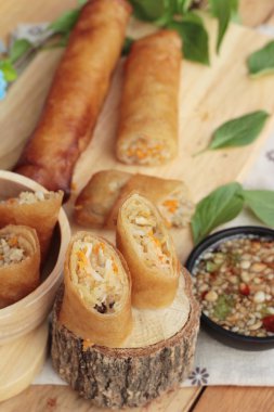 Meze yemek için geleneksel tava böreği