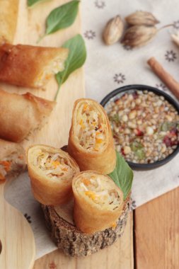 Meze yemek için geleneksel tava böreği