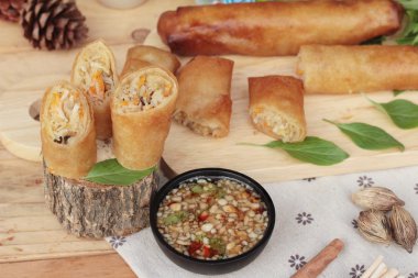 Meze yemek için geleneksel tava böreği