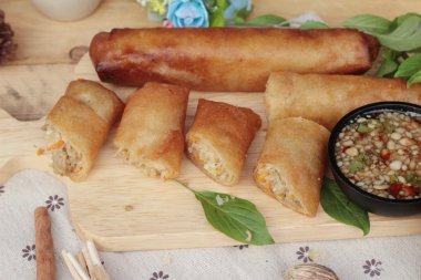 Meze yemek için geleneksel tava böreği