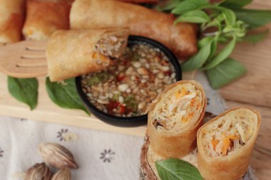 Meze yemek için geleneksel tava böreği