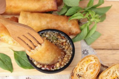 Meze yemek için geleneksel tava böreği