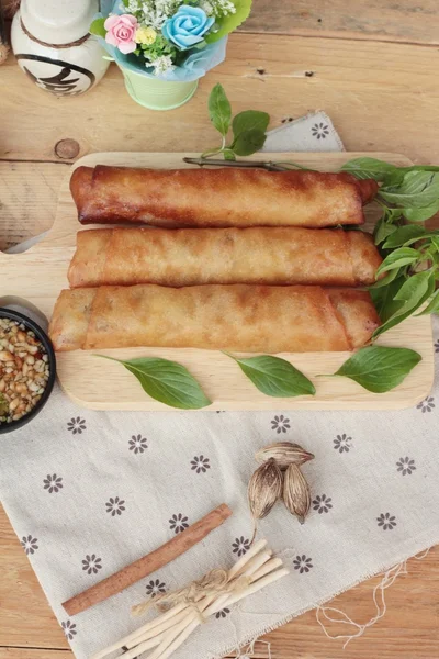 Rouleaux de printemps frits traditionnels pour la nourriture apéritif — Photo