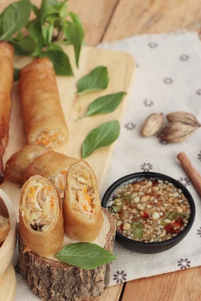 Meze yemek için geleneksel tava böreği