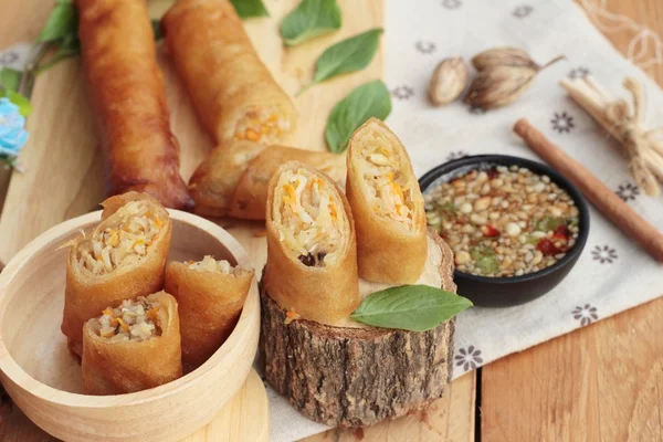 Rollos fritos de primavera tradicionales para aperitivos —  Fotos de Stock