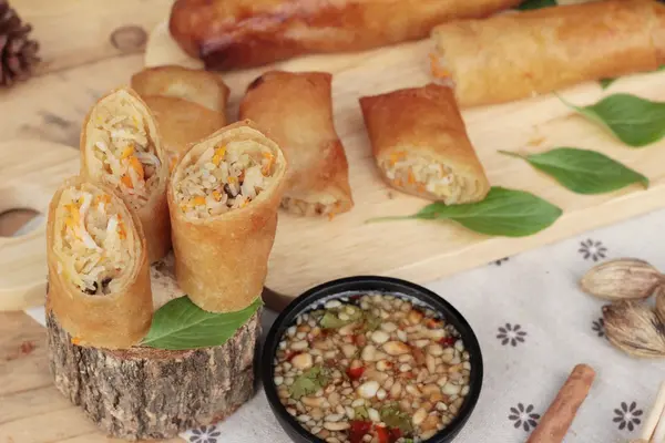 Meze yemek için geleneksel tava böreği — Stok fotoğraf