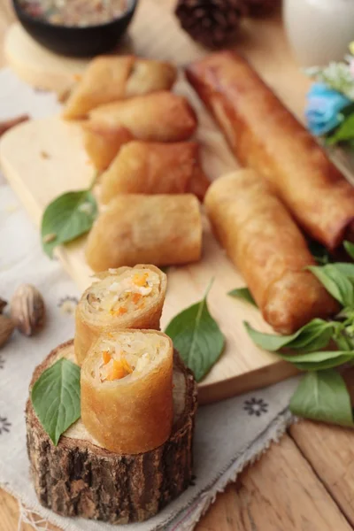 Rouleaux de printemps frits traditionnels pour la nourriture apéritif — Photo