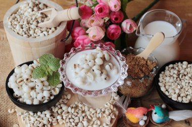 Süt ve şeker ile pişmiş darı tohumları