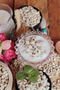 Süt ve şeker ile pişmiş darı tohumları