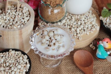 Süt ve şeker ile pişmiş darı tohumları