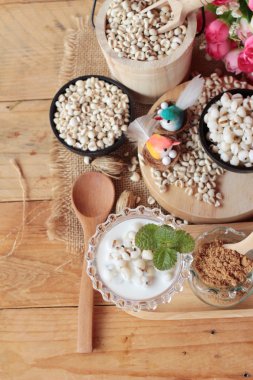 Süt ve şeker ile pişmiş darı tohumları