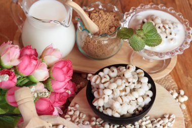 Süt ve şeker ile pişmiş darı tohumları