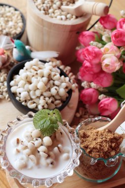 Süt ve şeker ile pişmiş darı tohumları