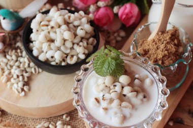 Süt ve şeker ile pişmiş darı tohumları