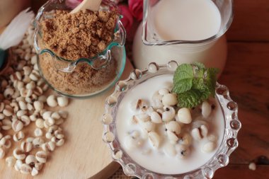 Süt ve şeker ile pişmiş darı tohumları