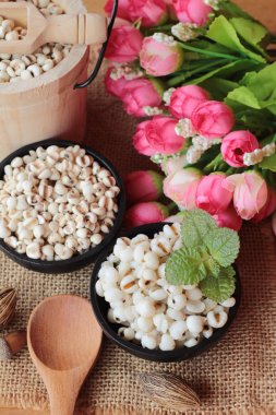 Süt ve şeker ile pişmiş darı tohumları