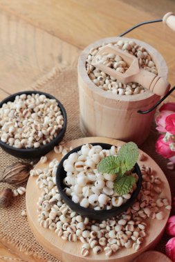 Süt ve şeker ile pişmiş darı tohumları