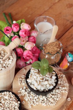 Süt ve şeker ile pişmiş darı tohumları