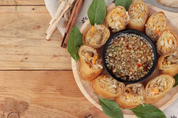 Rouleaux de printemps frits traditionnels pour la nourriture apéritif — Photo