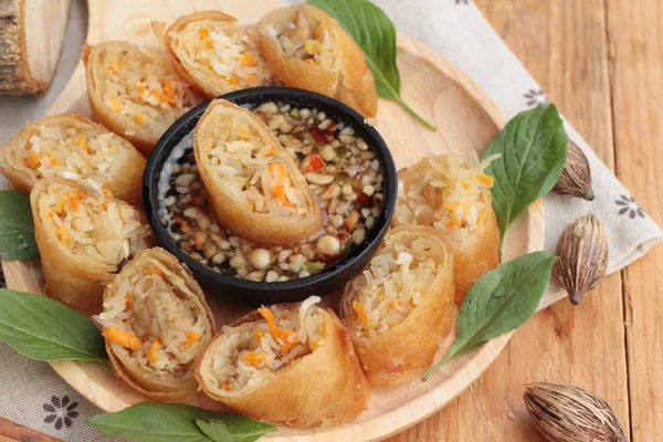 Gebakken loempia's traditionele voor voorgerecht voedsel — Stockfoto