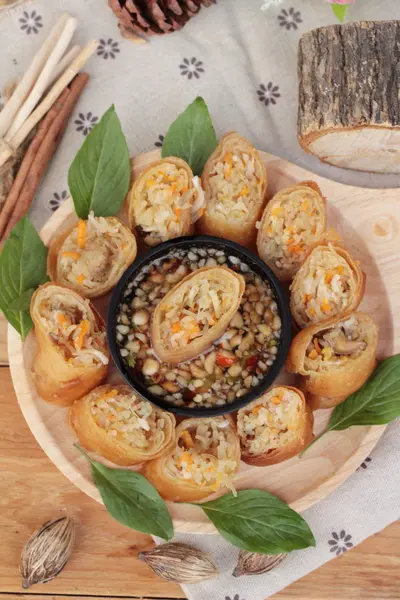 Rouleaux de printemps frits traditionnels pour la nourriture apéritif — Photo