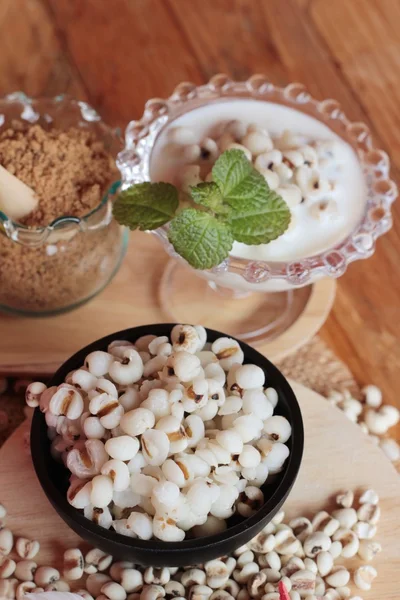 Semillas de mijo cocidas con leche y azúcar —  Fotos de Stock