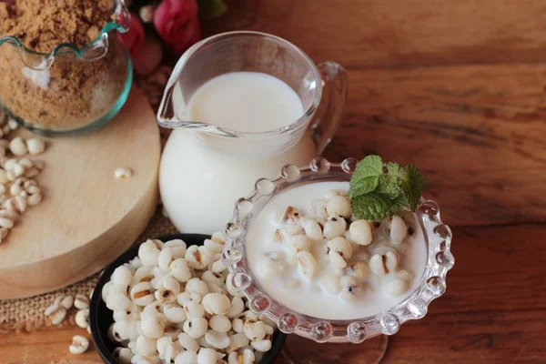 ミルクと砂糖を調理したキビ種子 — ストック写真