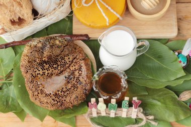 Bal petek ve cilala yeşil yaprakları ile