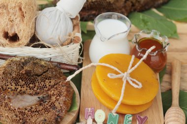 Bal petek ve cilala yeşil yaprakları ile