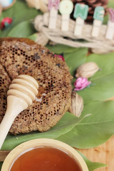 Madu dengan sarang madu di daun hijau . — Stok Foto