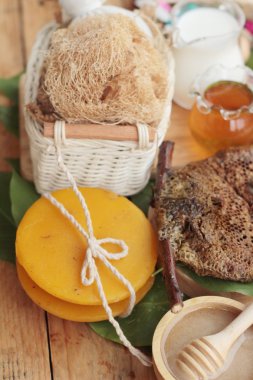 Bal petek ve cilala yeşil yaprakları ile