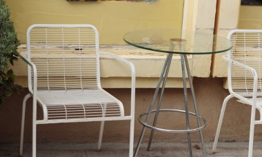 Doğa ile bir restoranda sandalye.