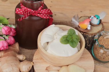 Zencefil çayı ve tofu tatlı Çin yemeği.