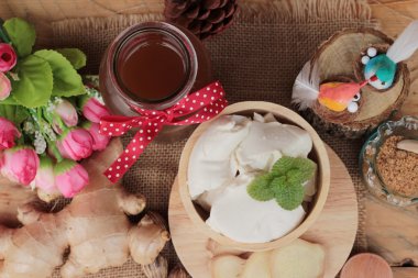 Zencefil çayı ve tofu tatlı Çin yemeği.