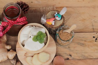 Zencefil çayı ve tofu tatlı Çin yemeği.