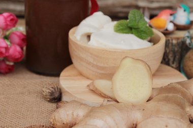 Zencefil çayı ve tofu tatlı Çin yemeği.