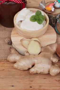 Zencefil çayı ve tofu tatlı Çin yemeği.