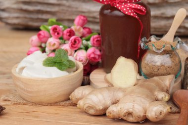 Zencefil çayı ve tofu tatlı Çin yemeği.