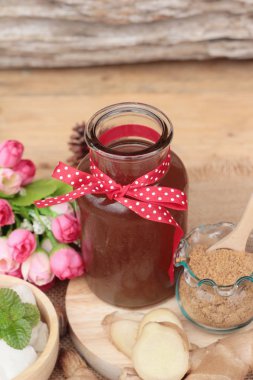 Zencefil çayı ve tofu tatlı Çin yemeği.