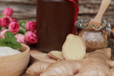 Zencefil çayı ve tofu tatlı Çin yemeği.