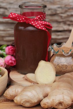 Zencefil çayı ve tofu tatlı Çin yemeği.