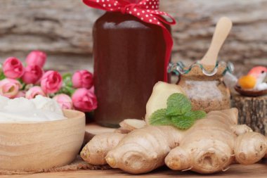 Zencefil çayı ve tofu tatlı Çin yemeği.