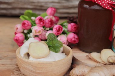 Zencefil çayı ve tofu tatlı Çin yemeği.