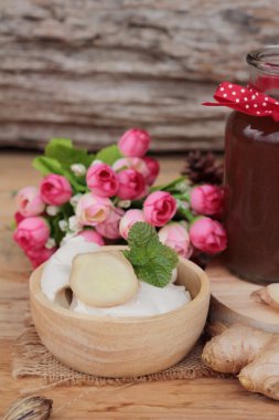 Zencefil çayı ve tofu tatlı Çin yemeği.