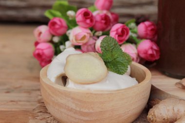 Zencefil çayı ve tofu tatlı Çin yemeği.