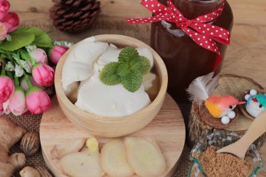 Zencefil çayı ve tofu tatlı Çin yemeği.