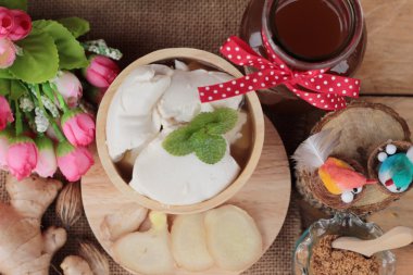 Zencefil çayı ve tofu tatlı Çin yemeği.